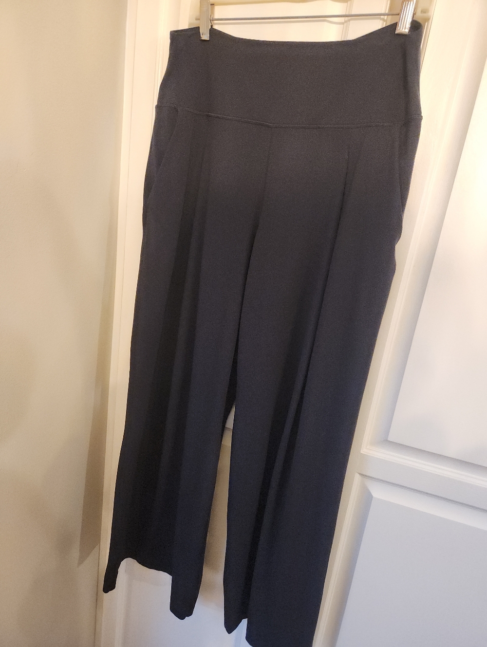 Lululemon Classic High Waisted Stretchy Wide-Leg Women's Pants in Black, Large